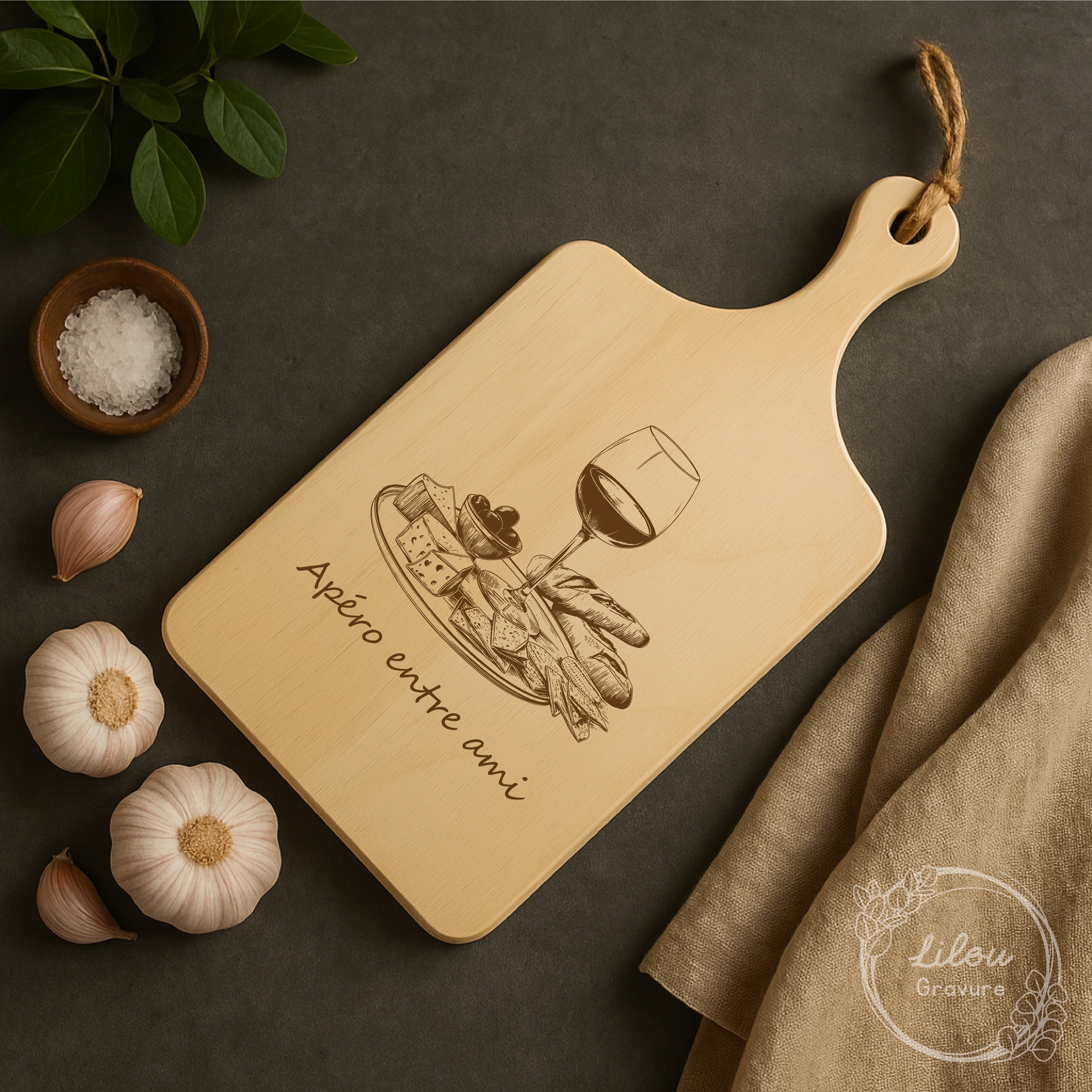 planche en bois gravée apéritif illustration fromage vin artisanat