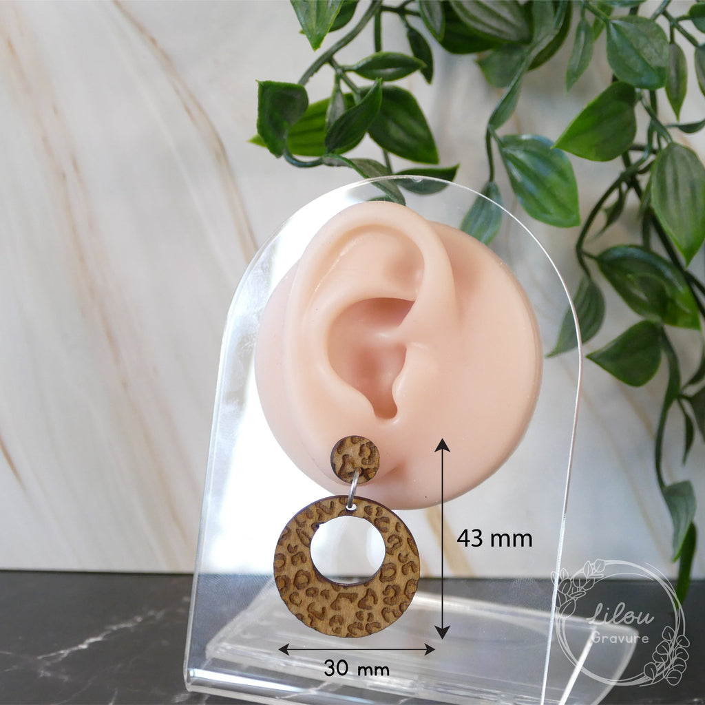 Dimensions des boucles d’oreilles Aria en bois : hauteur 43 mm, largeur 30 mm