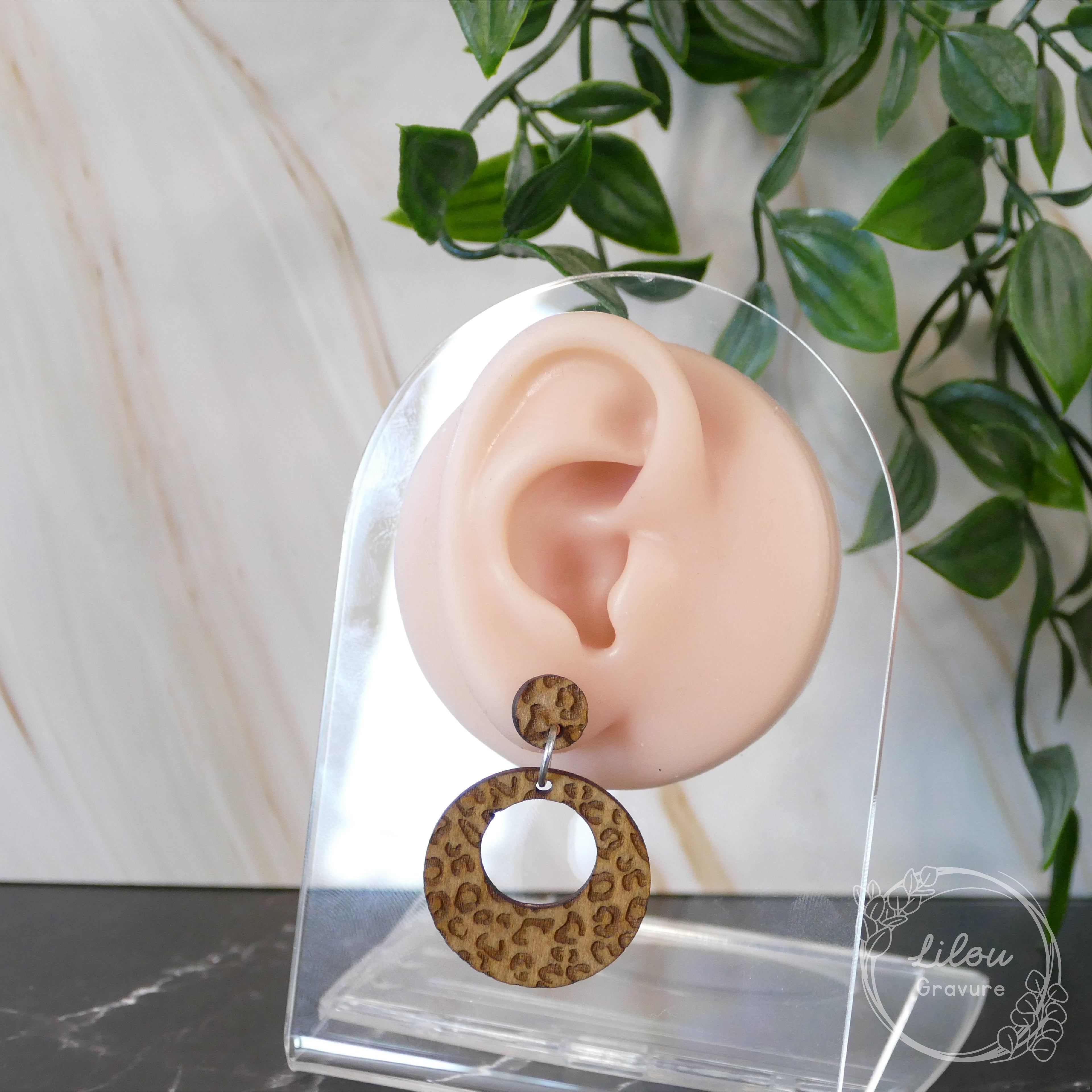 Boucles d’oreilles pendantes en bois peint, modèle Aria motif léopard, fabrication artisanale