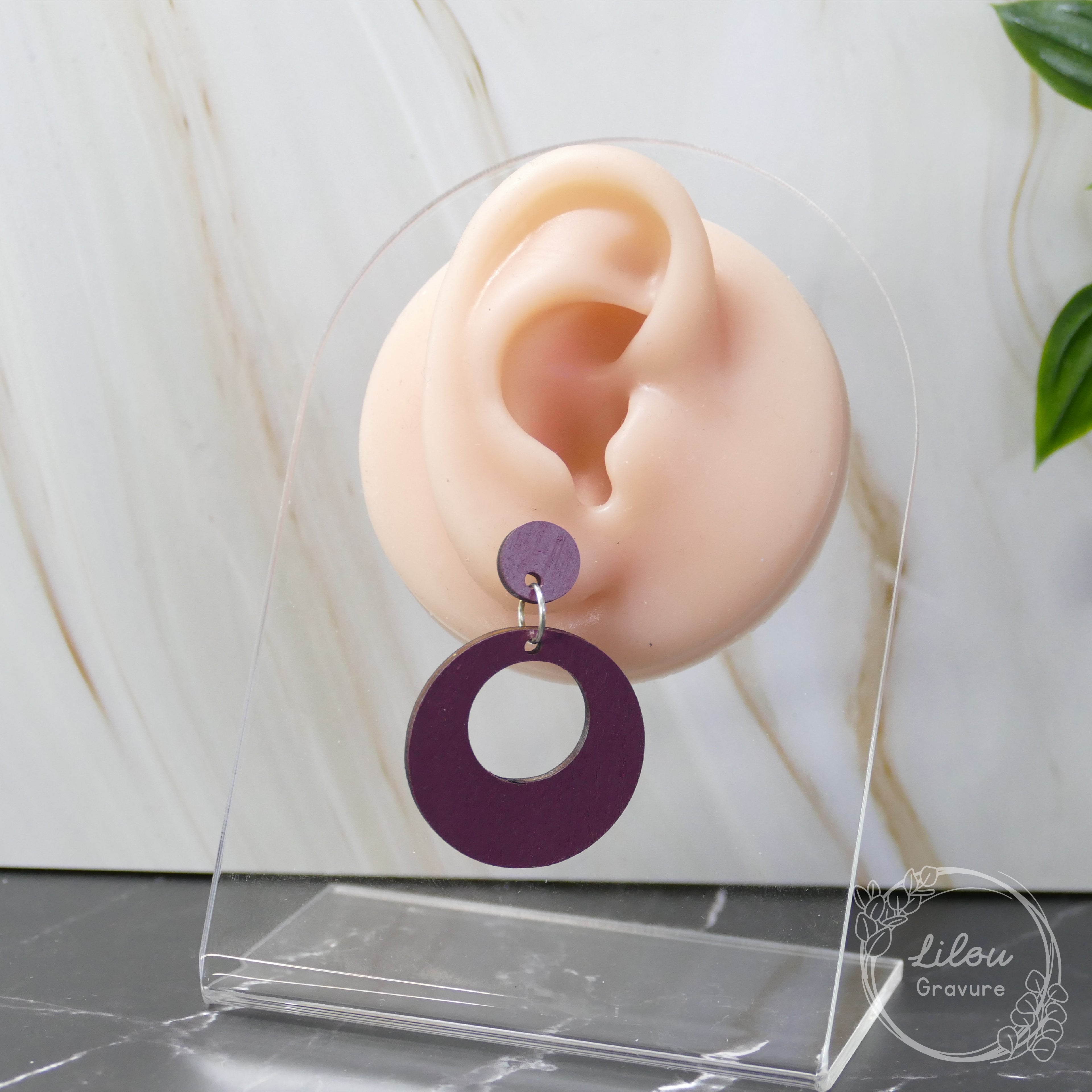 Boucles d’oreilles pendantes en bois peint, modèle Aria coloris lie de vin, fabrication artisanale