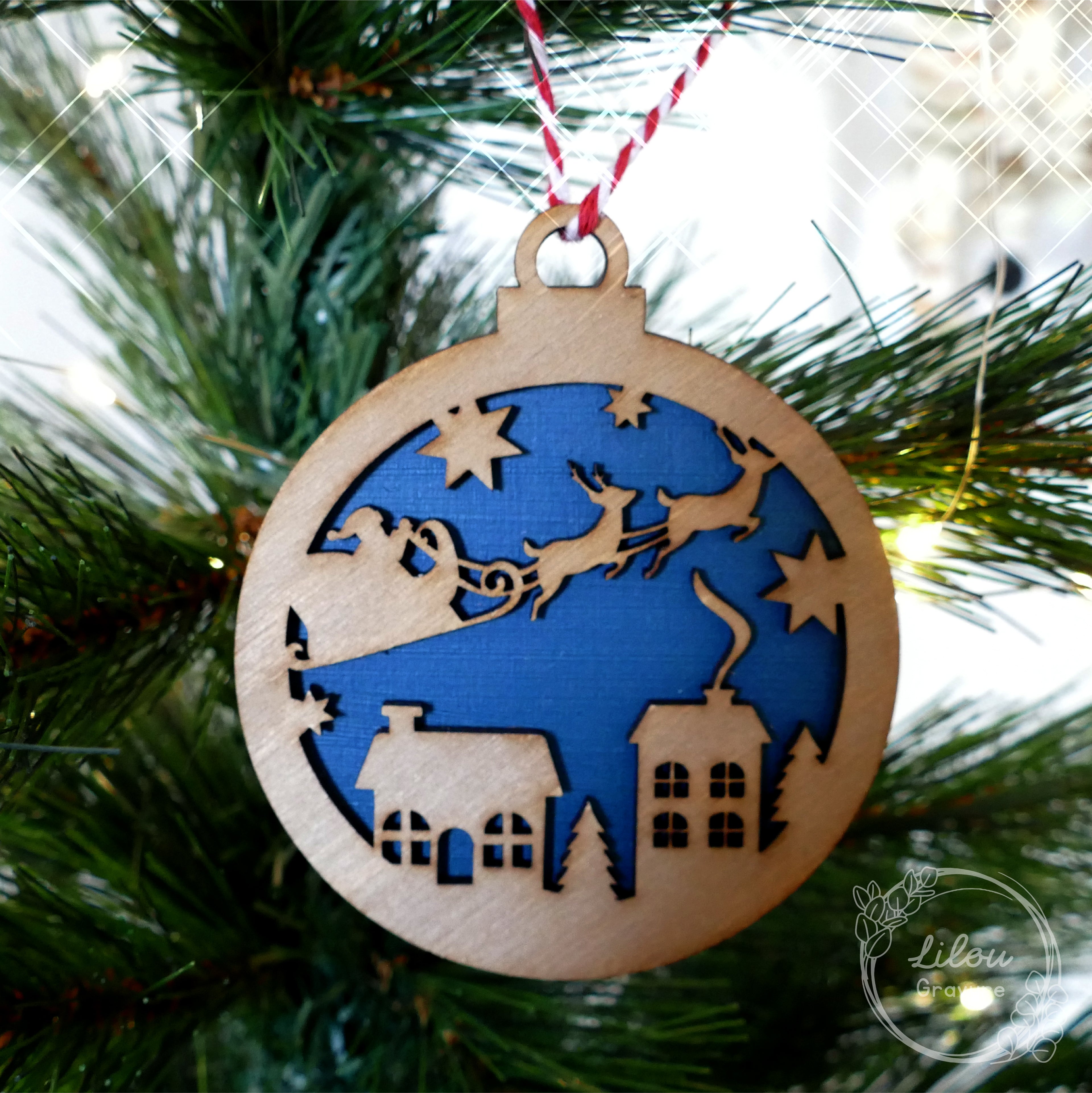 Boule de Noël en bois peint, artisanale, deux épaisseurs, motif père Noël et traîneau