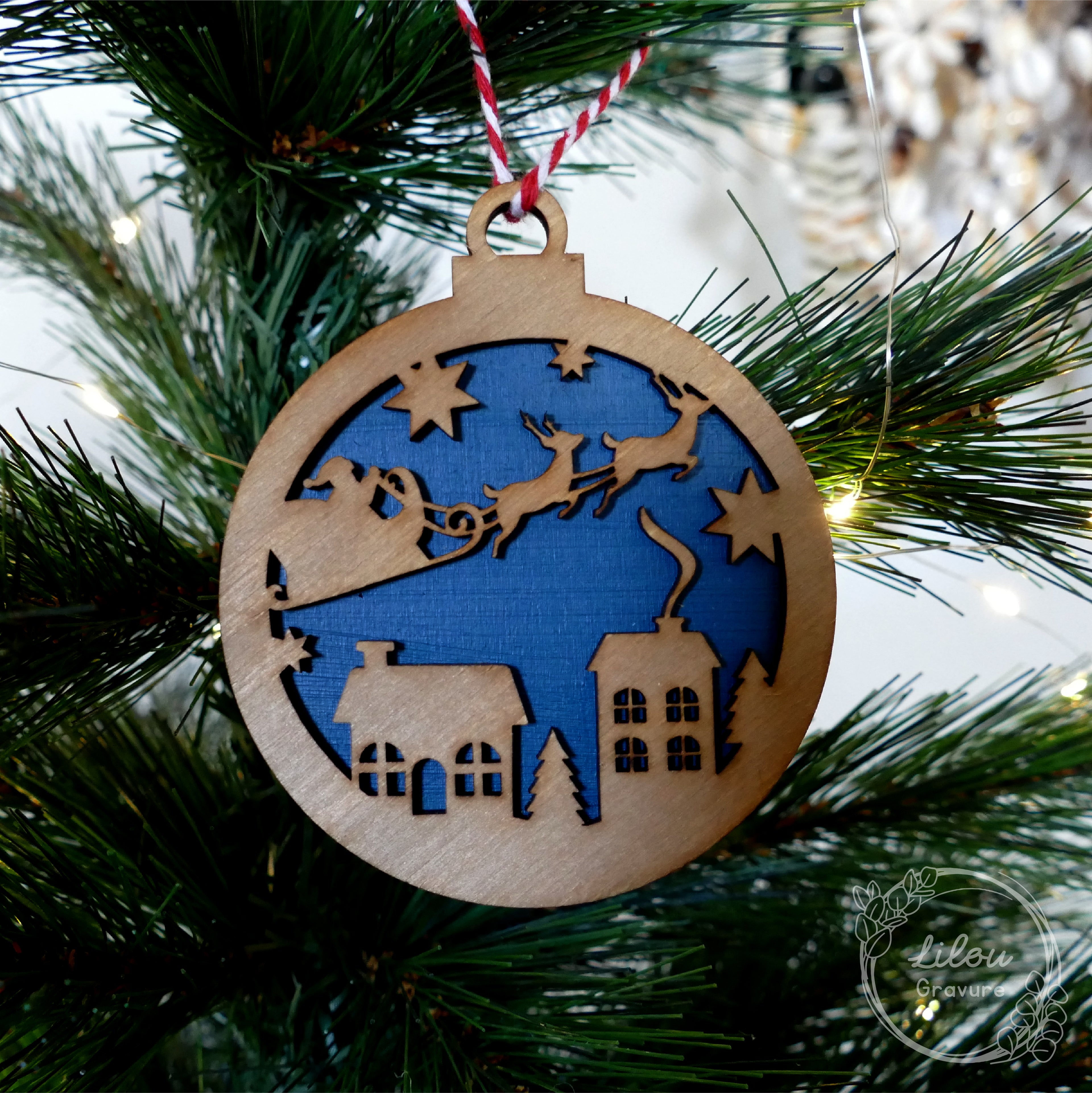 Décoration de Noël en bois fait main, bois gravé et peint, forme ronde, couleur bleu