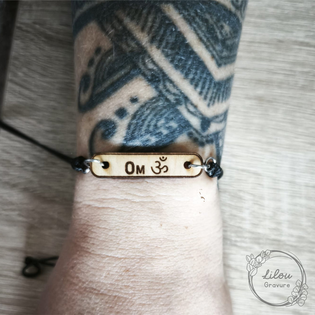 bracelet en bois gravé du symbole Om, cordon noir, fait main, artisanat bois