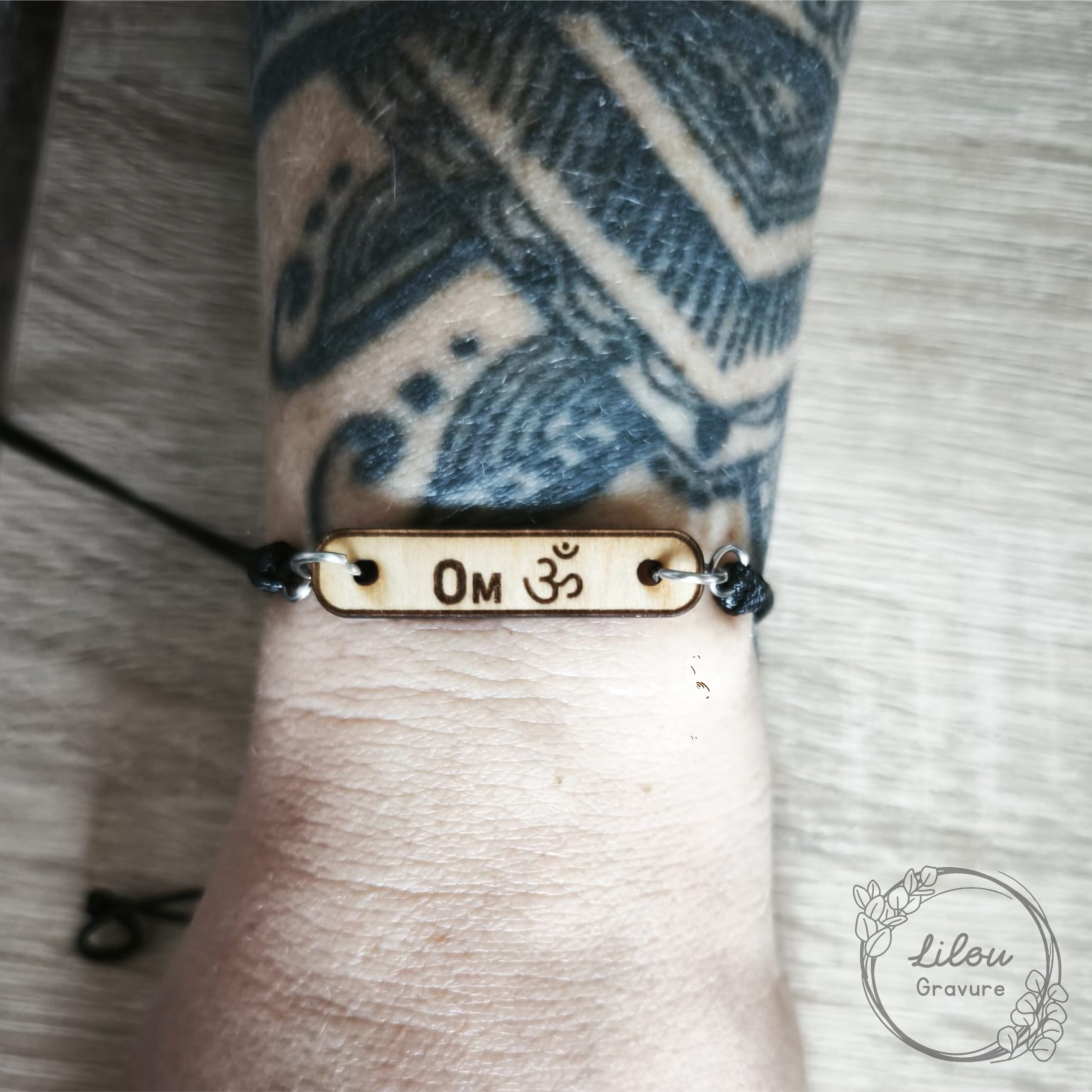 bracelet en bois gravé du symbole Om, cordon noir, fait main, artisanat bois