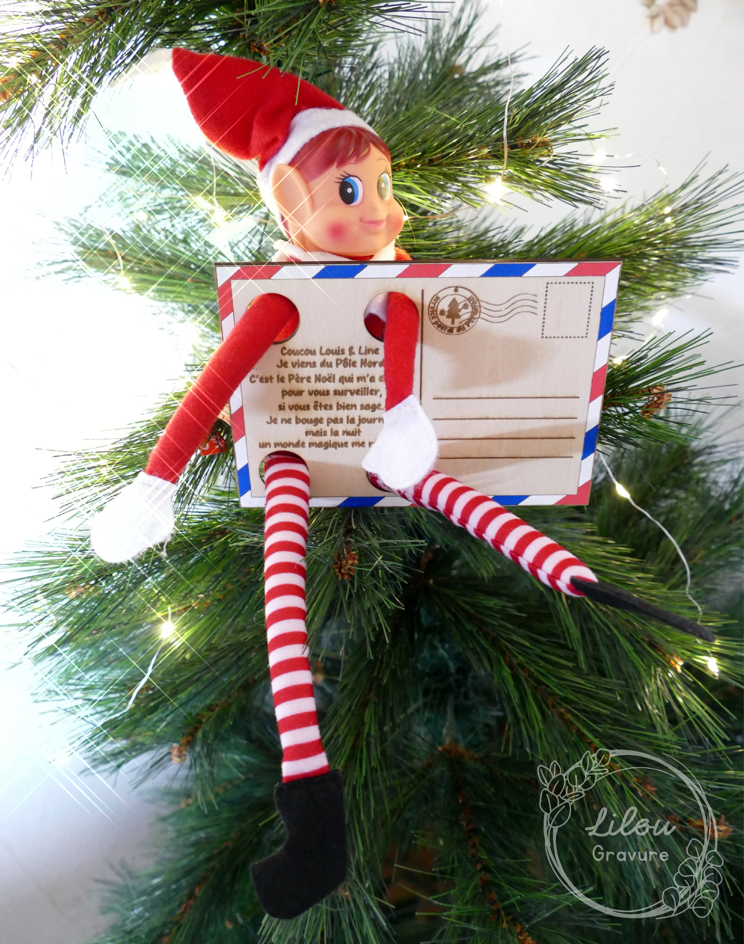 Carte postale en bois des lutins farceurs accrochée au sapin – artisanat, fait main, bois gravé.