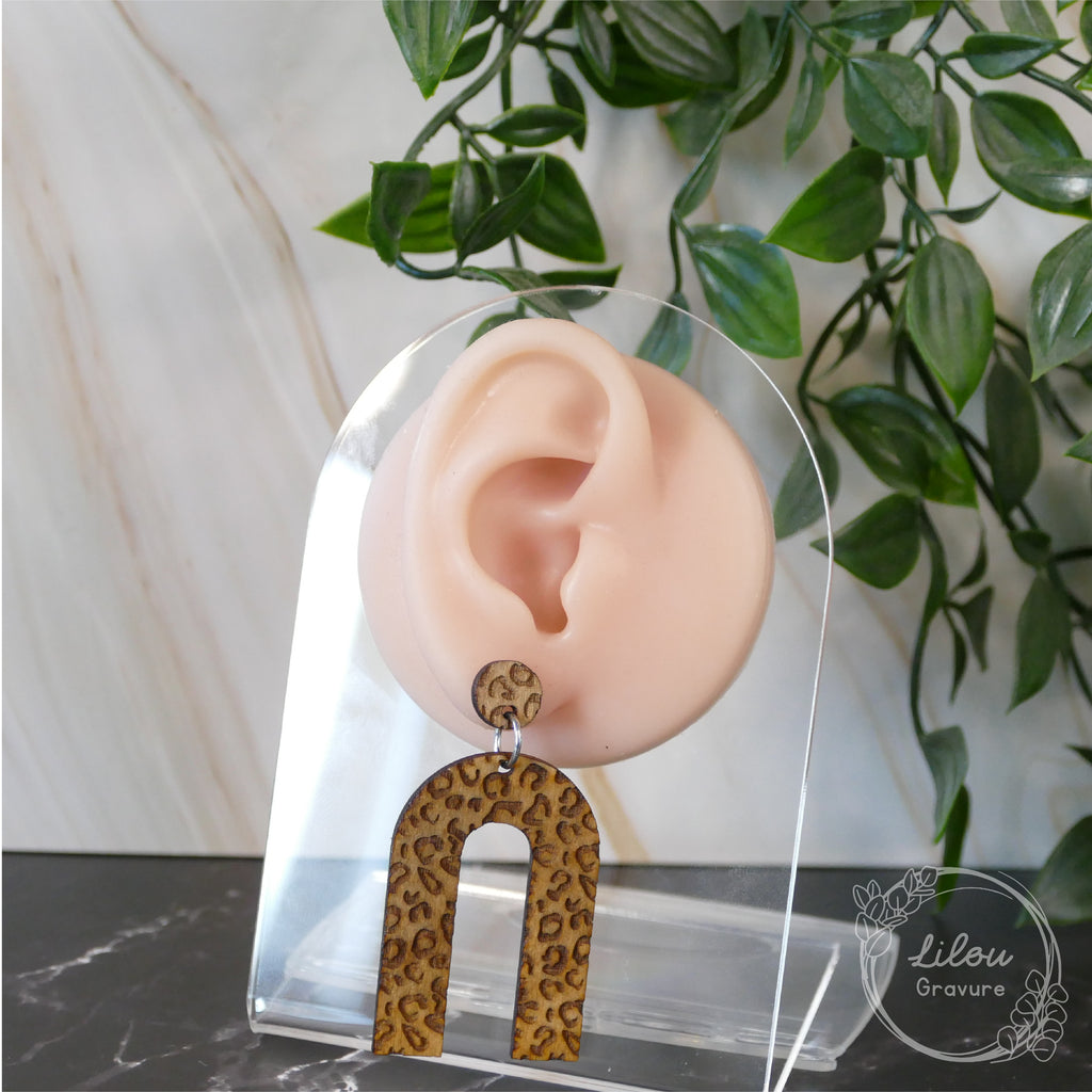 boucle d’oreille pendante motif léopard – bois peint – création artisanale