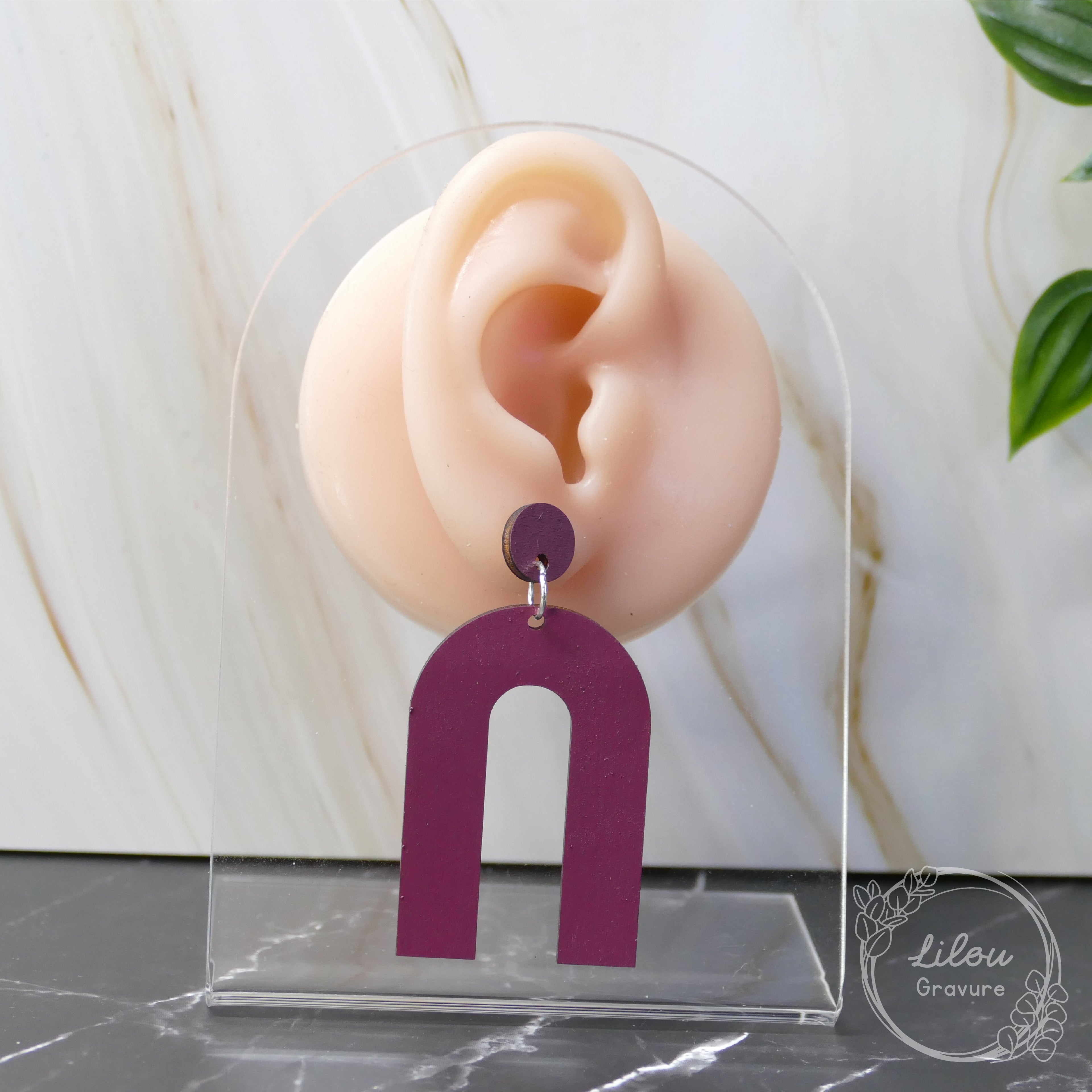 boucle d’oreille pendante lie de vin – forme géométrique – fabrication artisanale