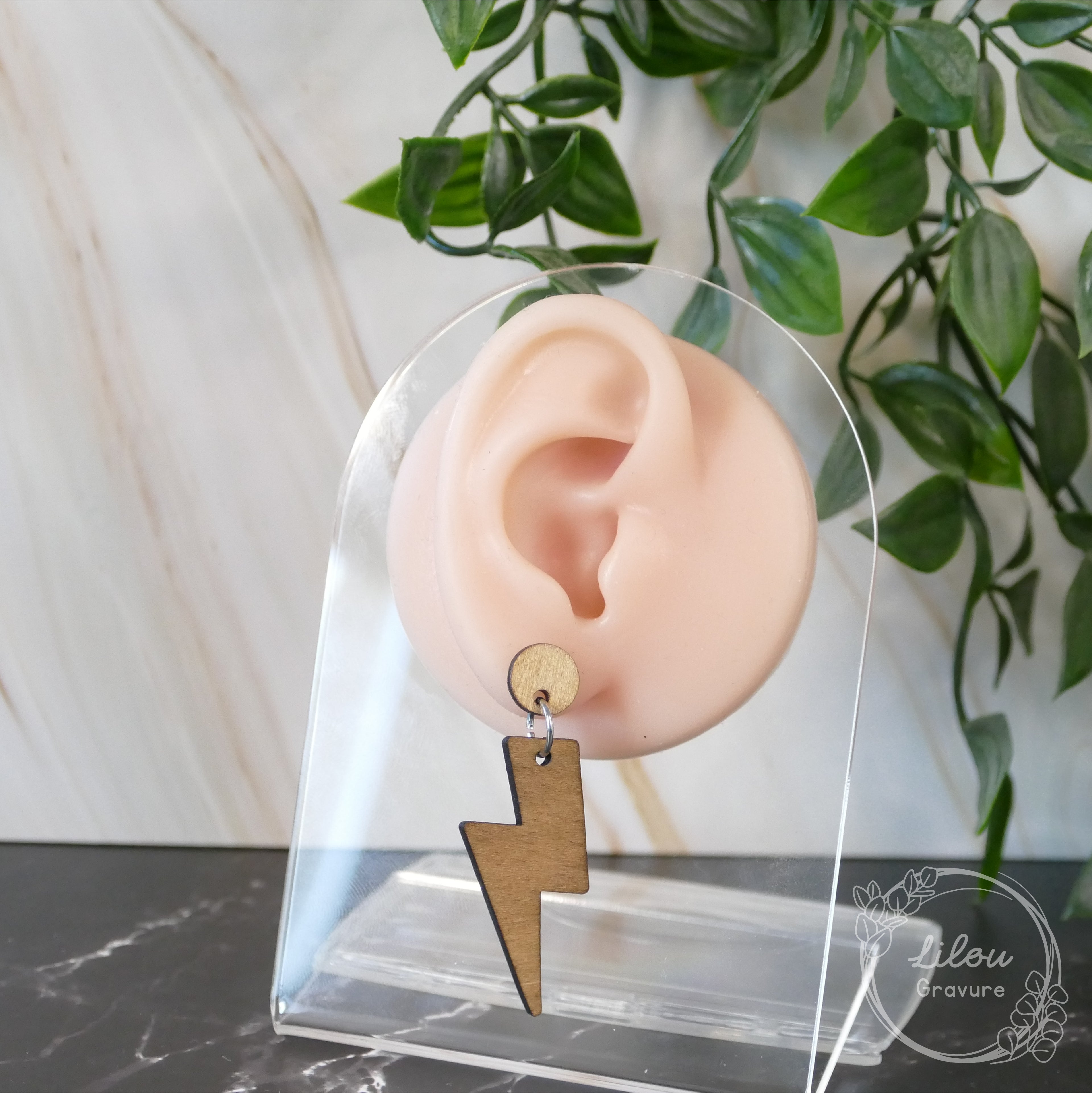 boucle d’oreille pendante éclair en bois brut – forme graphique – artisanal