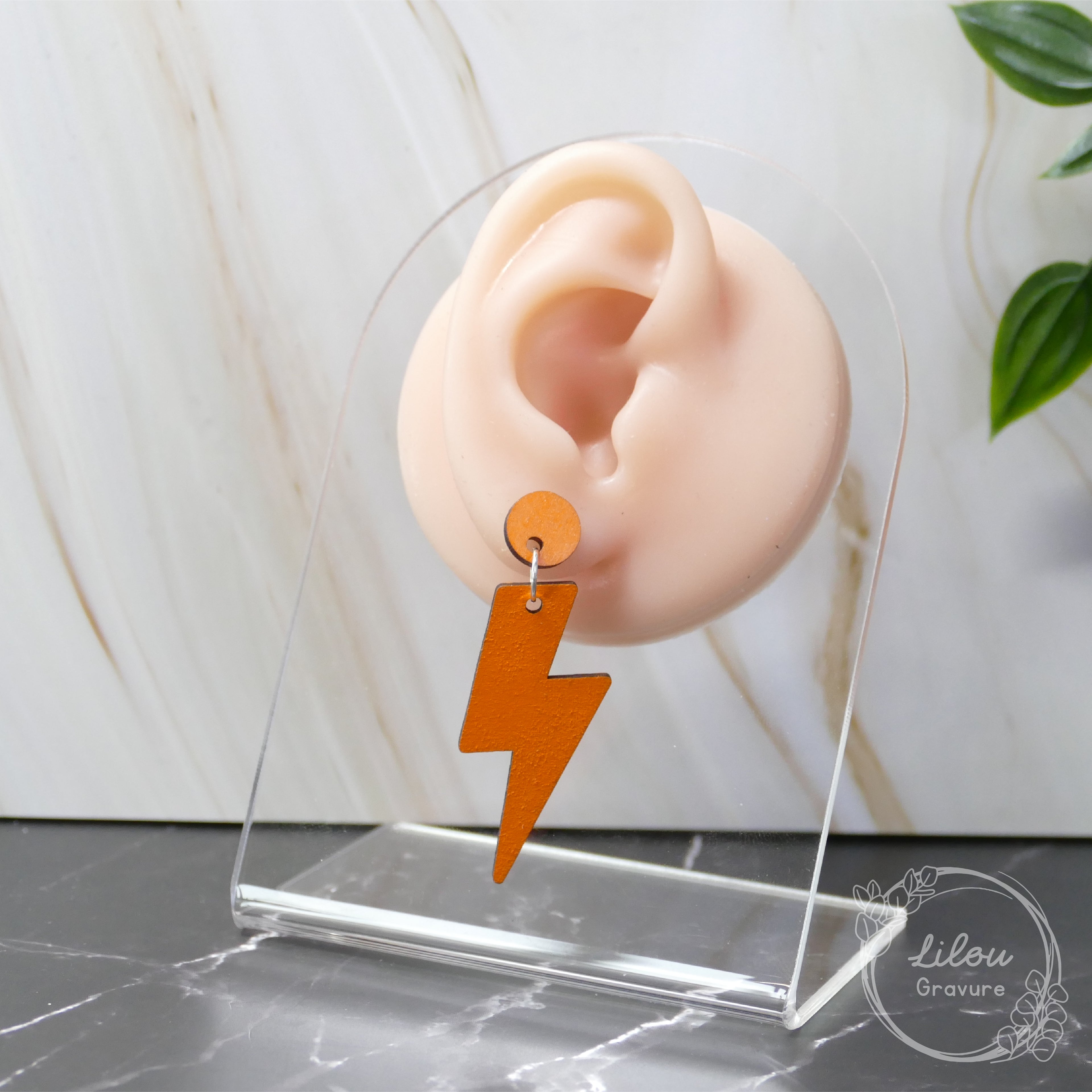 boucle d’oreille pendante éclair orange – bois peint – artisanat