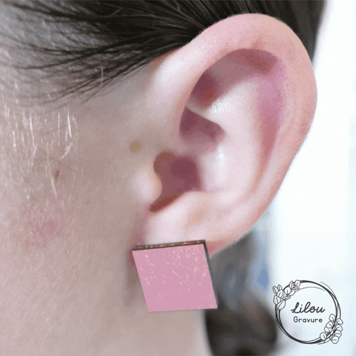 Boucle d’oreille clou Carla taille M portée à l’oreille – aperçu animé des coloris disponibles