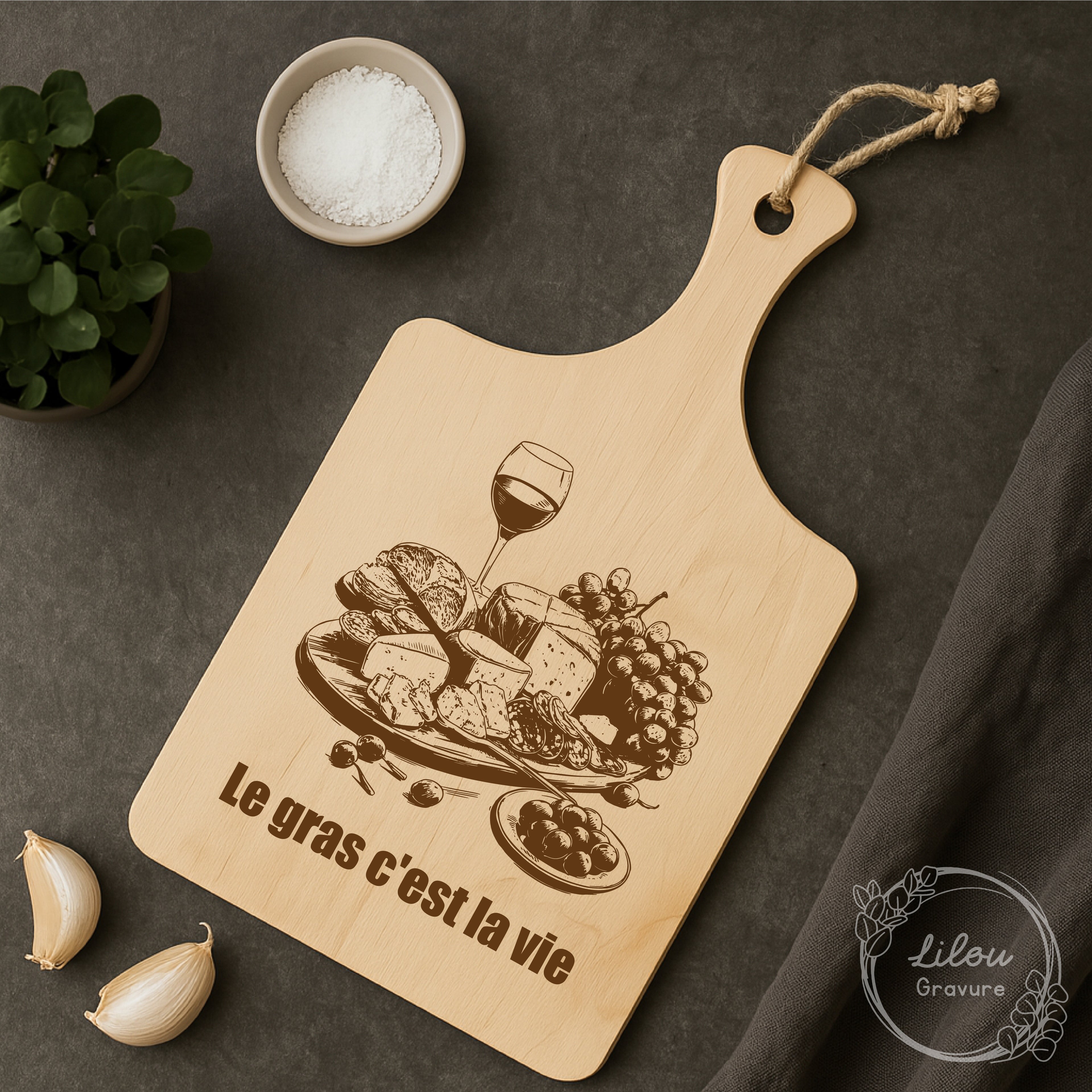 planche en bois gravée texte humoristique et plateau apéritif illustration