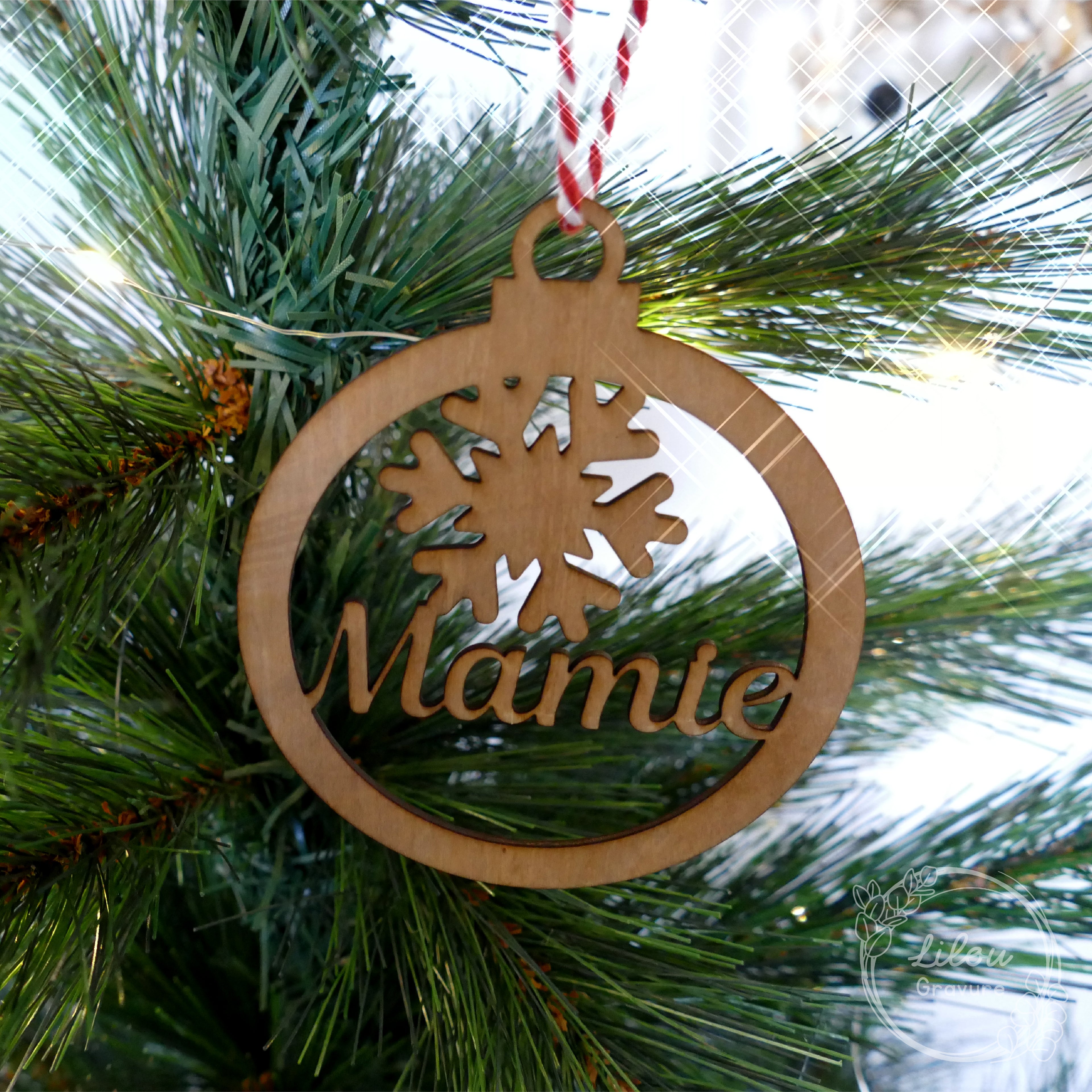 Décoration de sapin Mamie en bois peint – artisanat