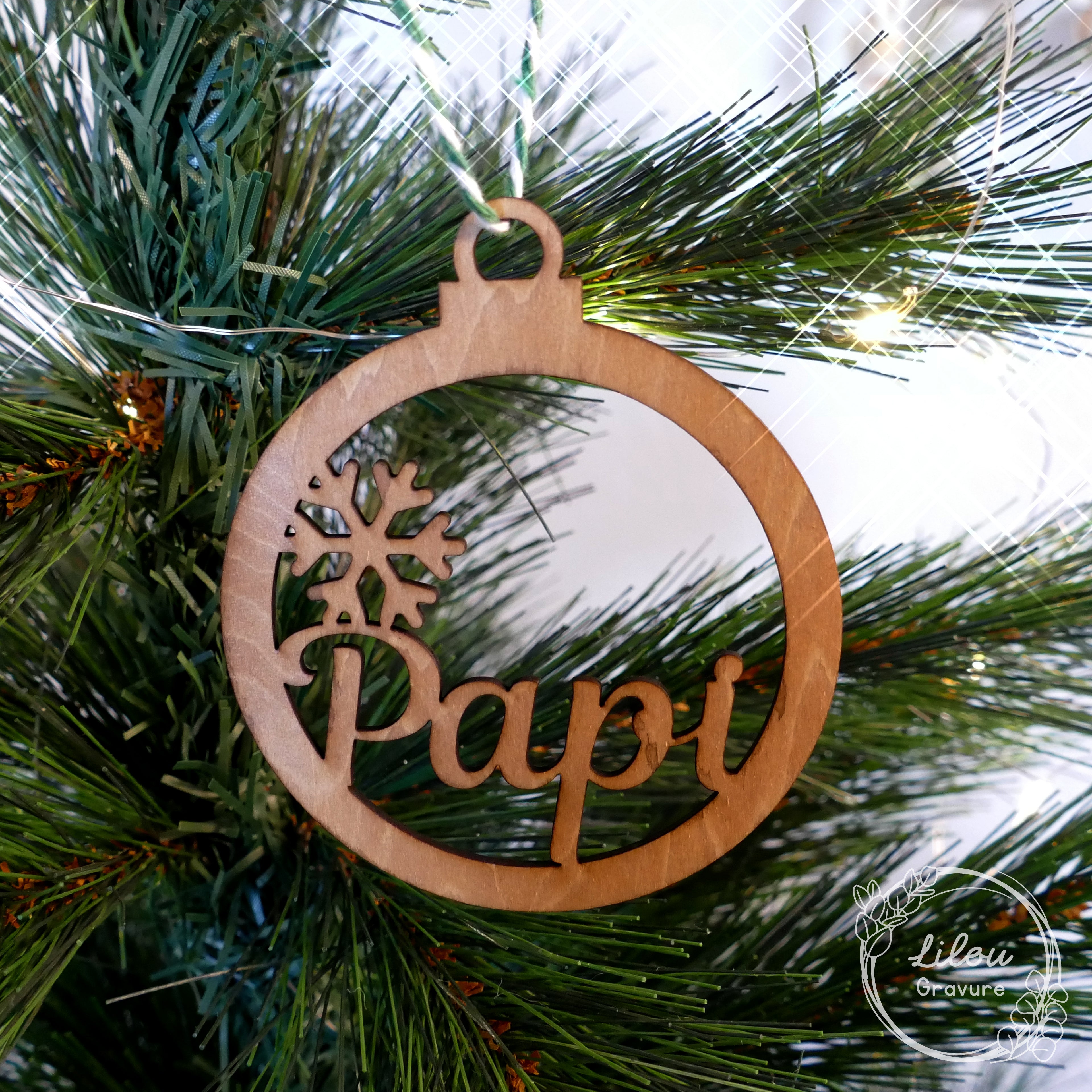 Boule de Noël Papi en bois – forme, couleur et matière