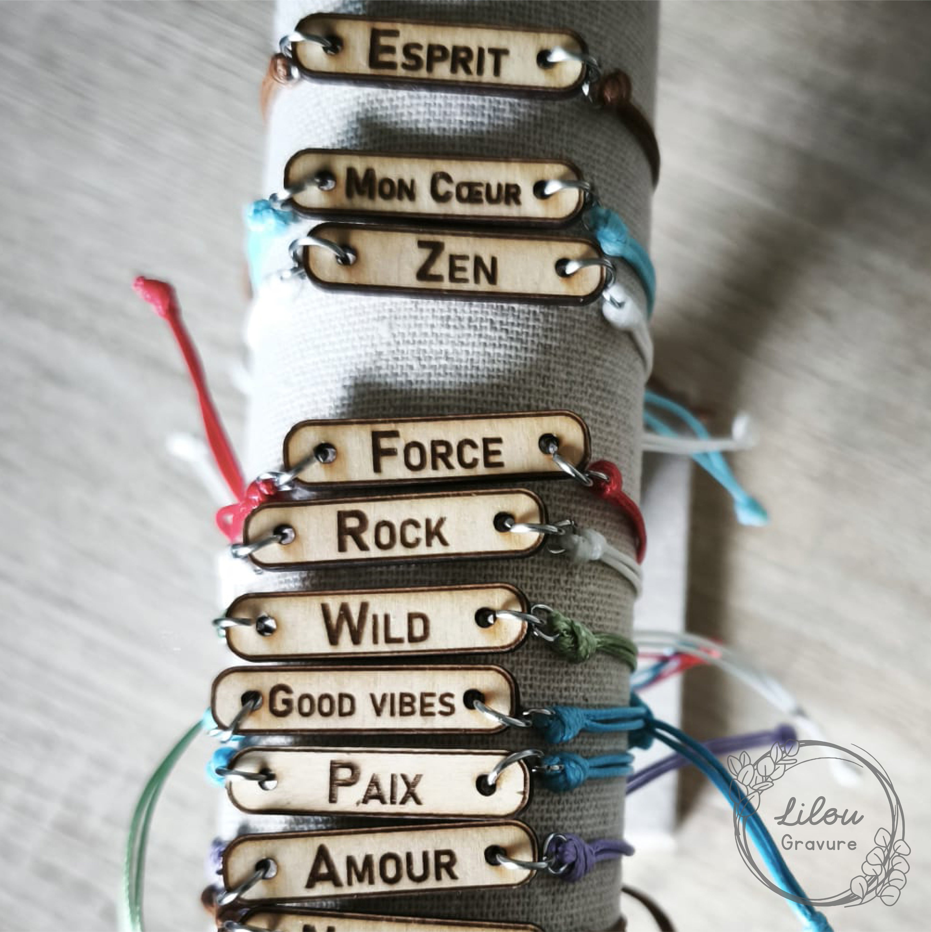 collection de bracelets en bois gravés avec différents mots inspirants, artisanat fait main
