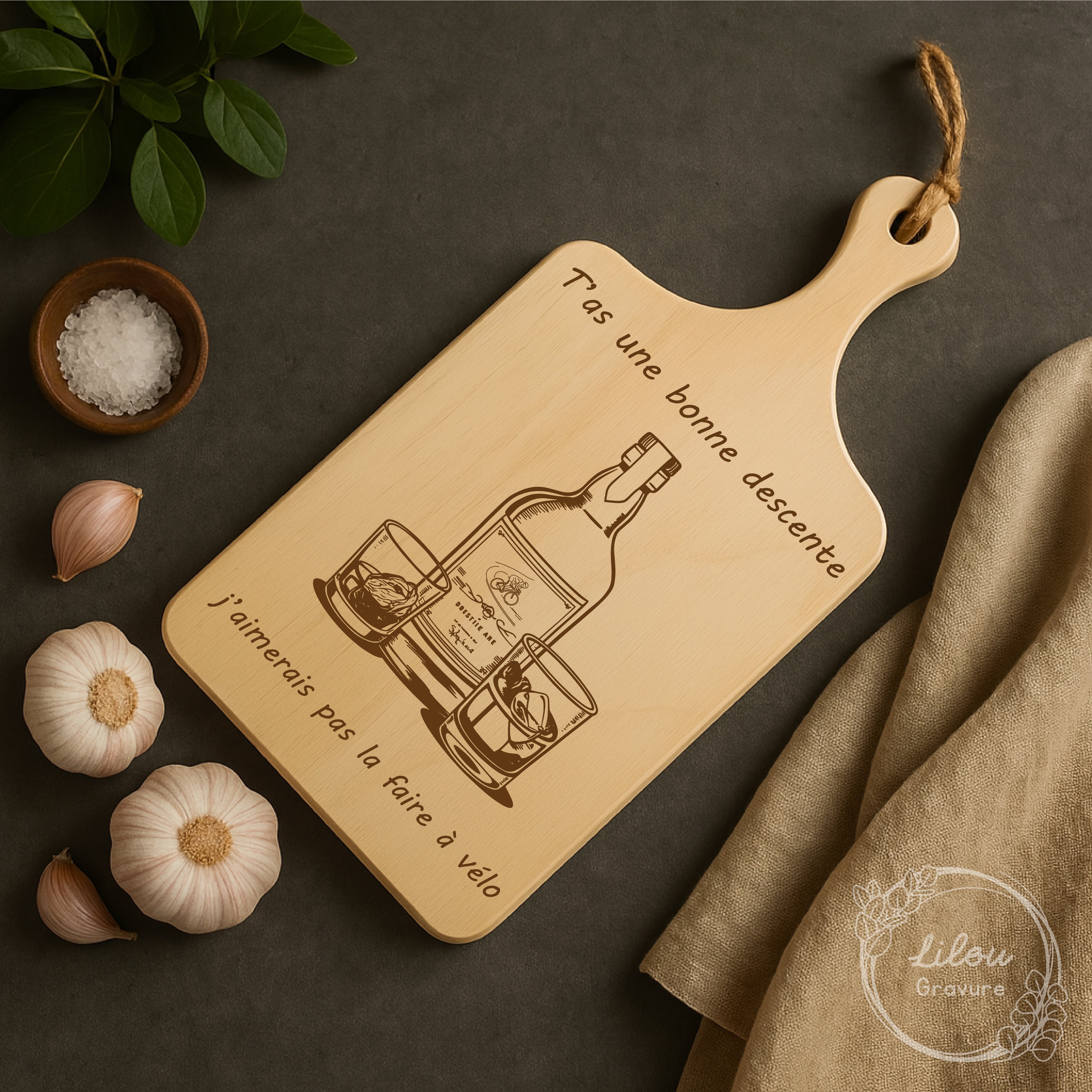 planche en bois gravée motif bouteille et verres citation humoristique