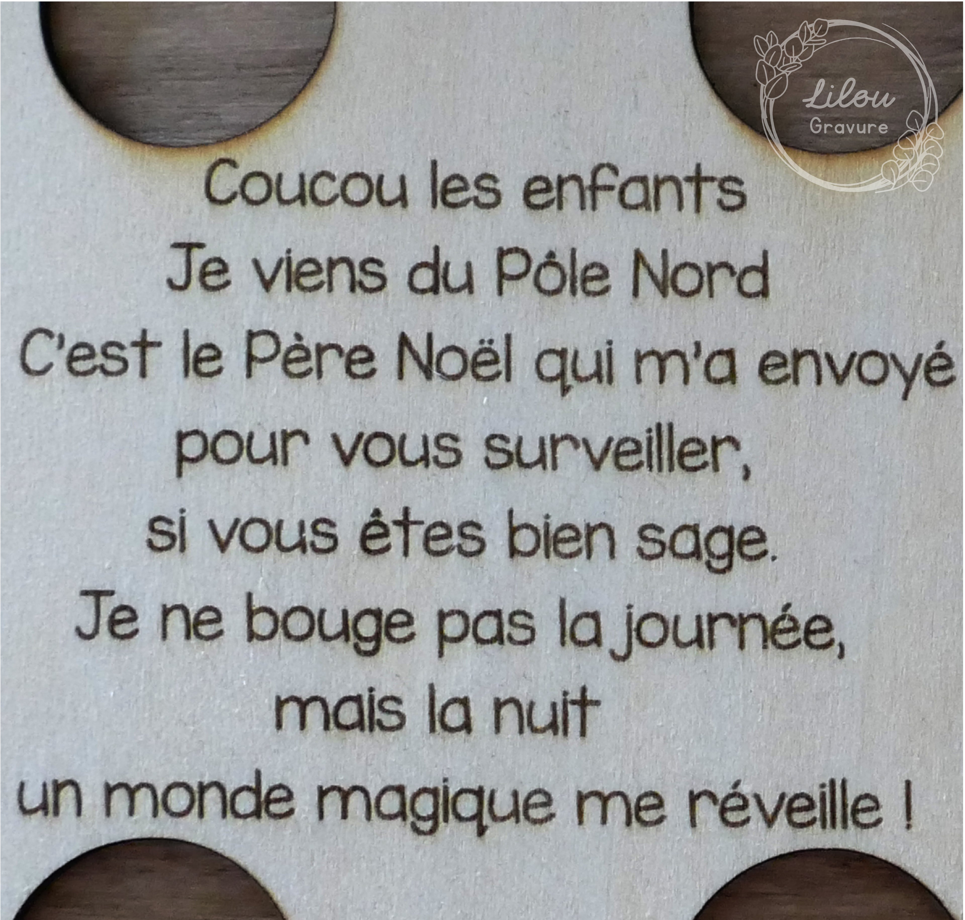 Texte générique des lutins farceurs gravé sur carte en bois – fait main, bois peint et gravé.