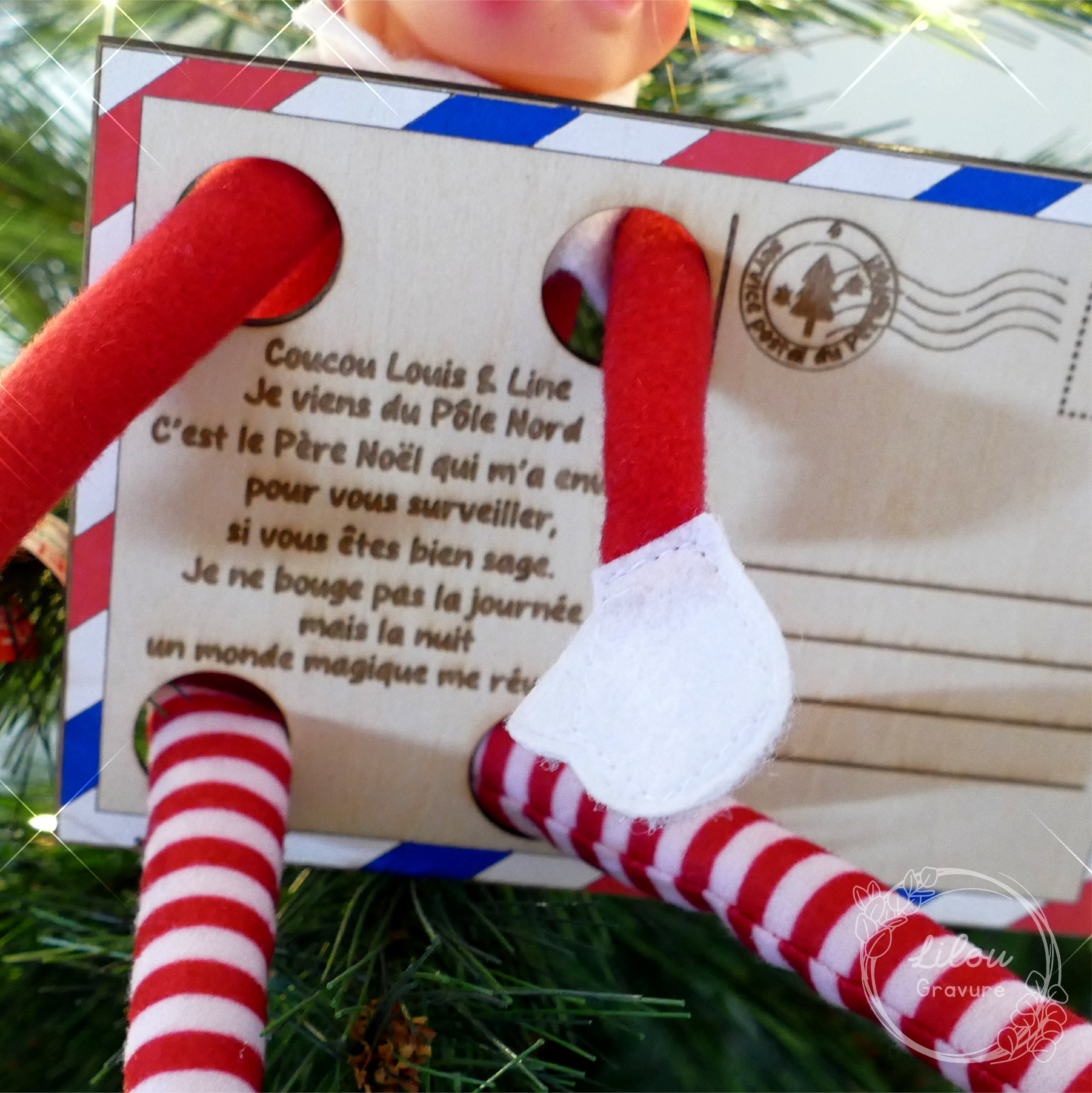 Zoom sur le texte gravé de la carte postale en bois – bois gravé, artisanat, détail de gravure.