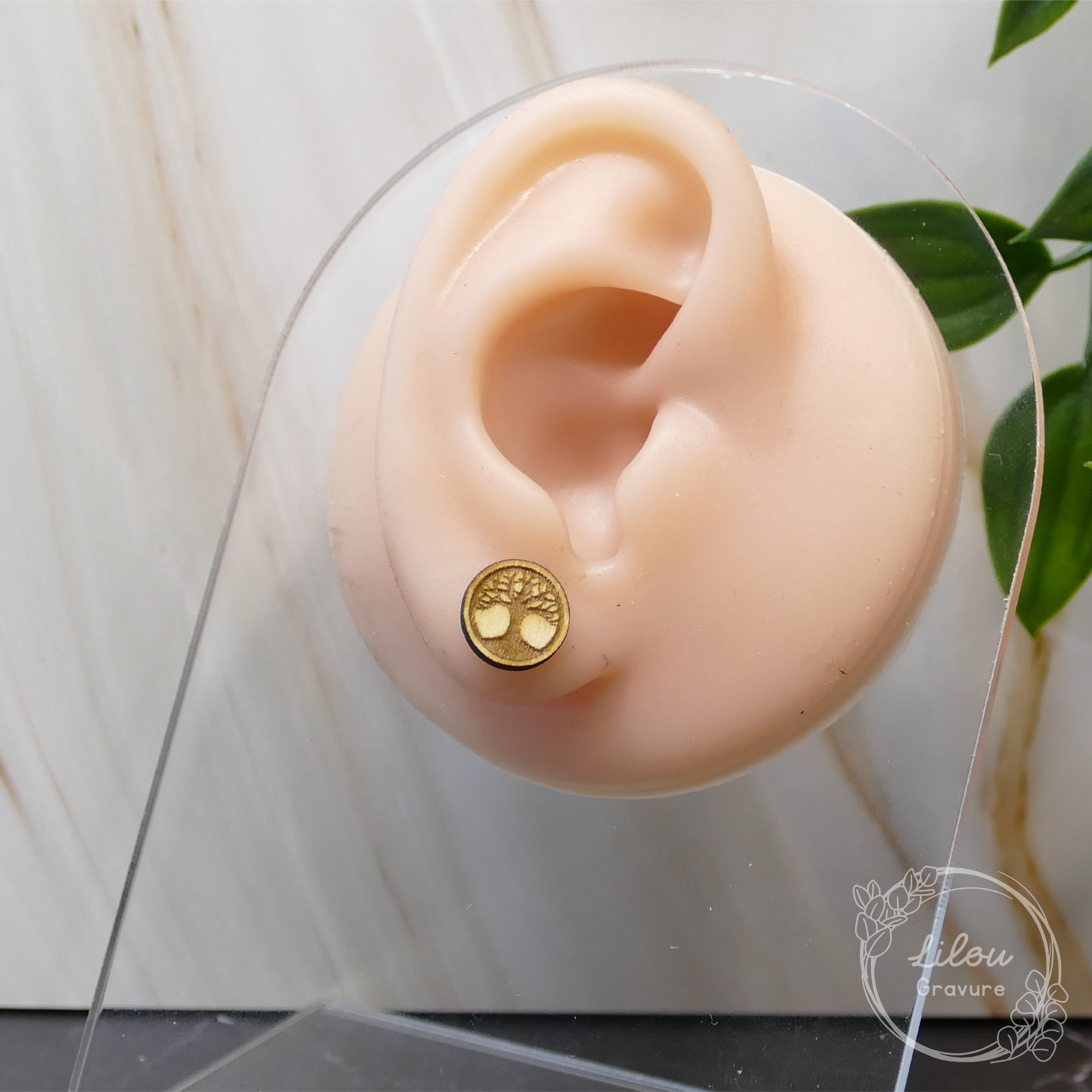 Boucle d’oreille artisanale en bois gravé motif arbre de vie, taille S, fait main.