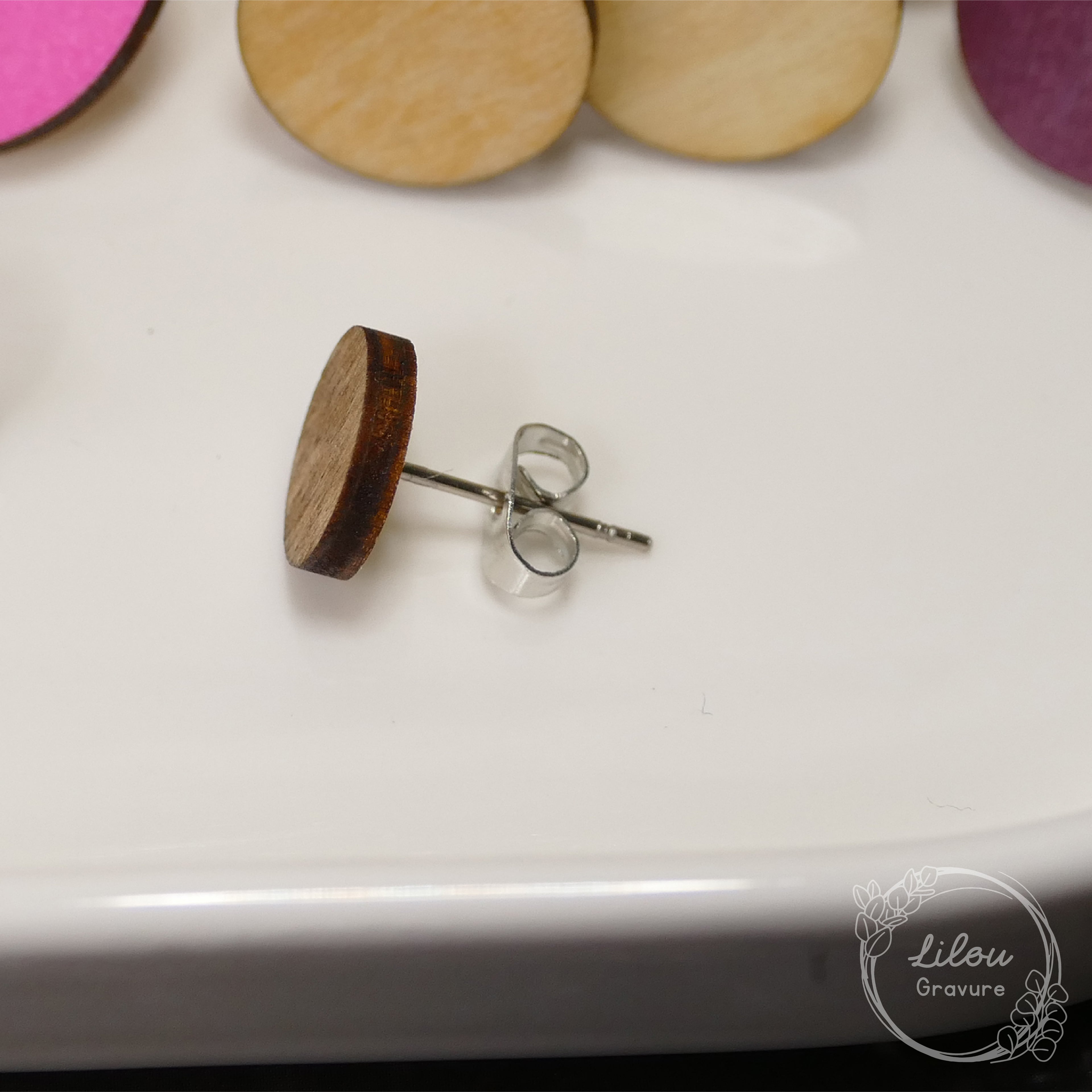 Boucle d’oreille clou en bois gravé avec apprêt en acier inoxydable, fabrication artisanale.