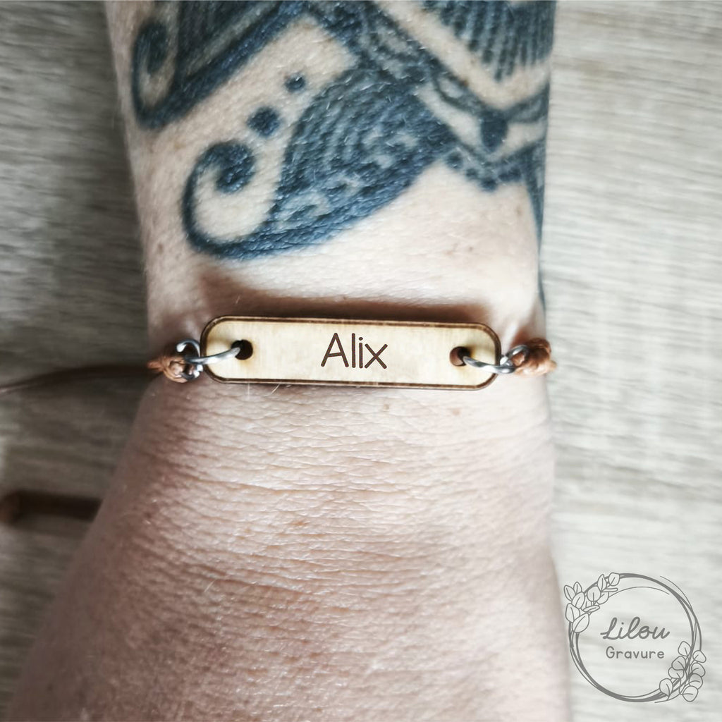 bracelet bois gravé prénom Alix – cordon ajustable