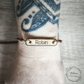 bracelet en bois gravé prénom Robin sur poignet – artisanat fait main