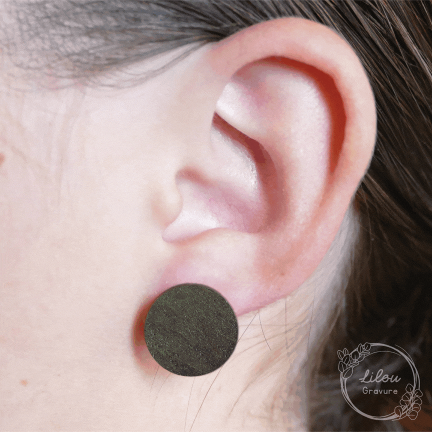 Boucle d’oreille clou Iris taille L portée à l’oreille – aperçu animé des coloris disponibles