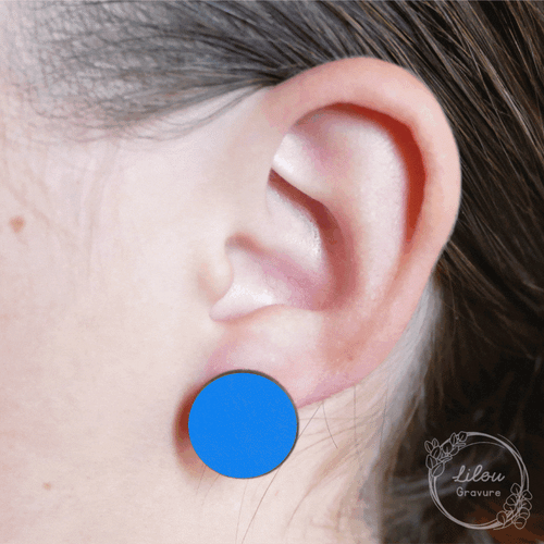 Boucle d’oreille clou Iris taille M portée à l’oreille – aperçu animé des coloris disponibles