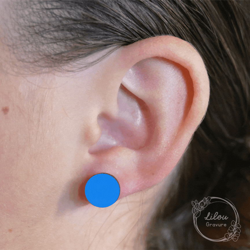 Boucle d’oreille clou Iris taille S portée à l’oreille – aperçu animé des coloris disponibles