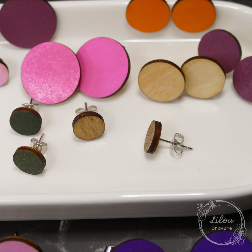 Boucles d’oreilles clous Iris en bois – vue rapprochée du fermoir poussette