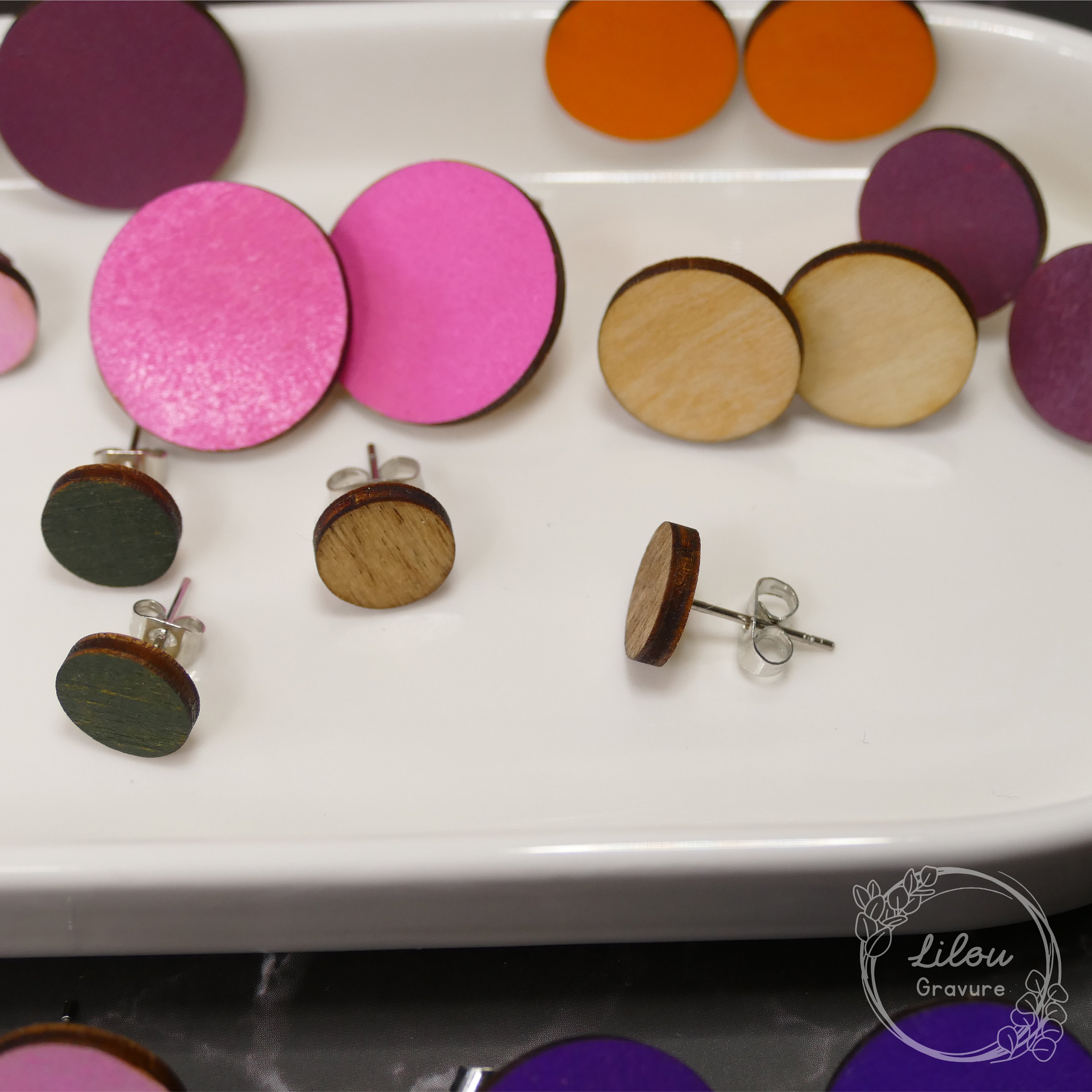 Boucles d’oreilles clous Iris en bois – vue rapprochée du fermoir poussette